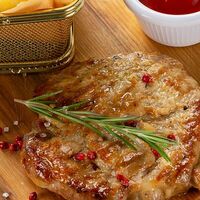 Стейк из ошейка с картофелем фри и аджикой в Близкие