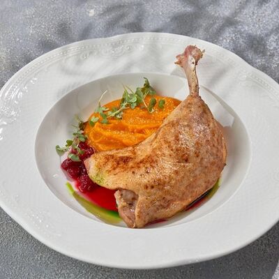 Утиная ножка конфи с гратеном в Come Mode Cafe по цене 1090 ₽