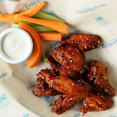 Куриные крылья в соусе BBQ в CASPARY BRAU по цене 630 ₽