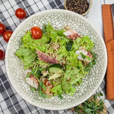 Салат из киноа и осьминога в Eat fresh по цене 810 ₽