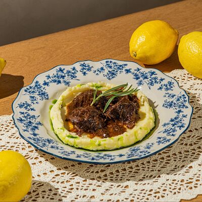  Телячьи щечки c картофельным пюрев Airy restaurant по цене 1100 ₽