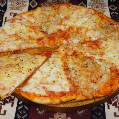 Пицца Четыре Сыра 30см в FastШашлык и Хинкали по цене 635 ₽