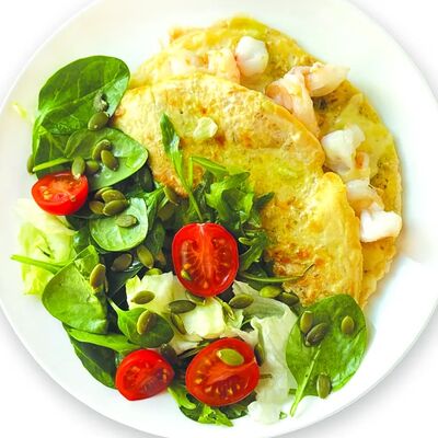 Овсяноблин с креветкой, творожным сыром и овощами в Медовик по цене 850 ₽