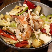 Теплый салат с креветками и кальмаром в Lars Vegans