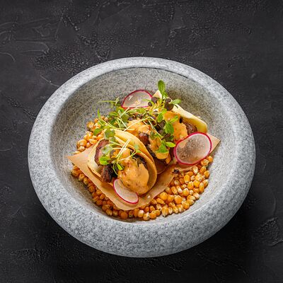 Хрустящие тако с рваной говядиной и острой сальсой в MEAT HAPPENS BBQ по цене 1030 ₽