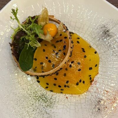 Тартар из лосося с лаймом и авокадо в Wine and Whiskey by Simple по цене 1250 ₽