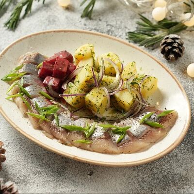 Филе сельди с картофелем и свеклой в медово-горчичном соусе в Pitnica по цене 380 ₽