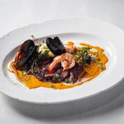 Стейк из говядины с креветками и мидиями с сырно-перечным соусом в Brasserie Lambic по цене 1490 ₽