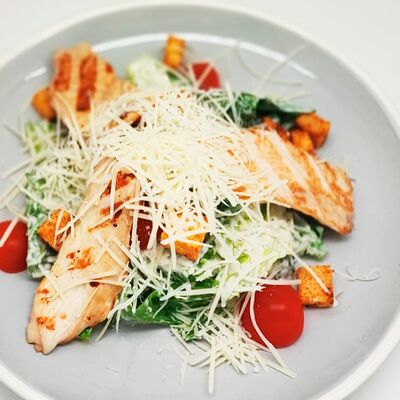 Цезарь с курицей в Жемчужина по цене 480 ₽