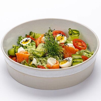 Салат с лососем и кремом из сыра фета в Le dessert по цене 900 ₽