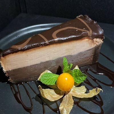 Чизкейк 3 шоколада в Гриль-бар Бегемот и мышь по цене 895 ₽