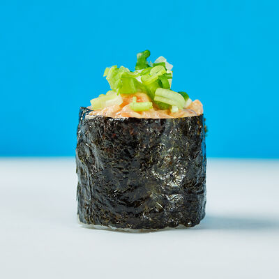 Гункан Лосось спайси с зеленым луком в Русалочка любит суши по цене 190 ₽