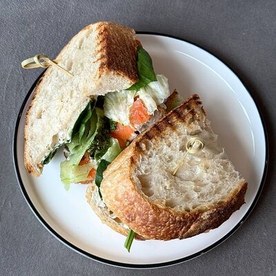 Сэндвич с лососем и соусом песто в Гости, бистро по цене 620 ₽