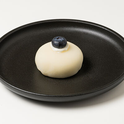 Моти с голубикой в Kuji Sushi по цене 470 ₽