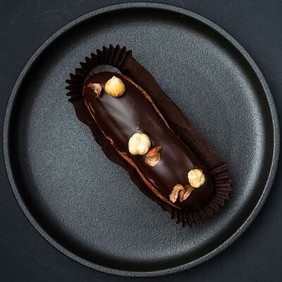 Эклер шоколадный в Два веселых гуся по цене 460 ₽