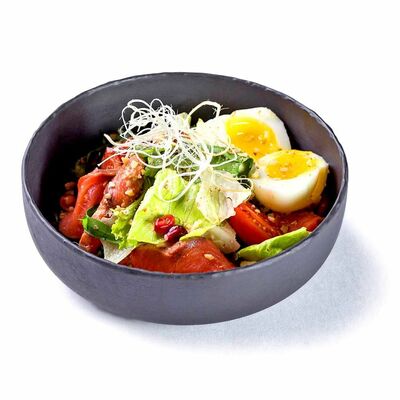 Салат из копченого лосося под сырно-ореховым соусом в Гранат по цене 390