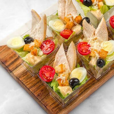 Салат Цезарь с куриным филе и перепелиным яйцом в MOSCOW FOOD Кейтеринг по цене 2680 ₽