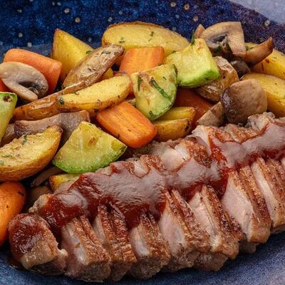 Утиная грудка с овощами и соусом Тонкацу в КОНЬ И ДЕЛЬФИН по цене 820 ₽