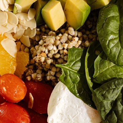 Боул с зеленой гречкой, авокадо и яйцом пашот в MAYAR по цене 750 ₽