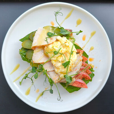 Брускетта с индейкой в Панеттоле по цене 355 ₽