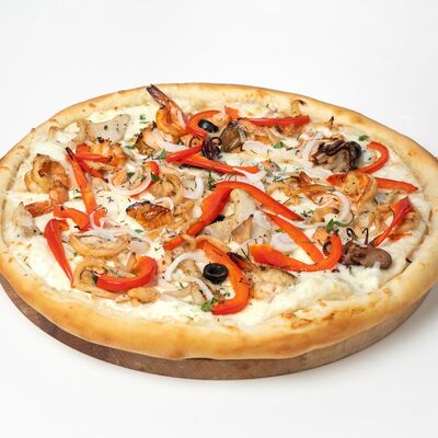 Пицца Морская на тонком тесте 32 см в Сакура по цене 650 ₽