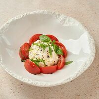 Нежный сыр страчателла с бакинскими помидорами в Анджело