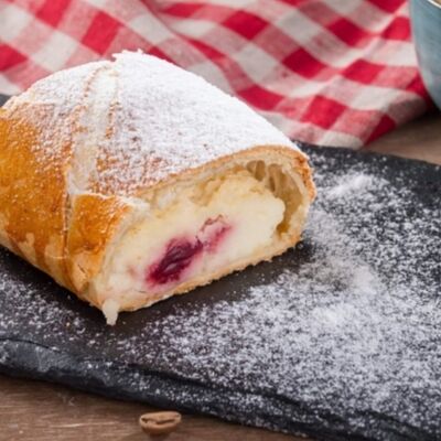 Штрудель с творогом и вишней в Поль Бейкери по цене 360 ₽