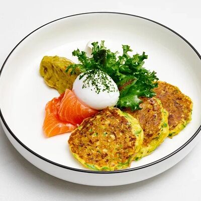 Оладьи из цукини с малосольной форелью и яйцом пашот в Benedict breakfast & lounge по цене 750 ₽