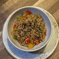 Жареный рис по-тайски с курицей, яйцом и овощами в The Kitchen