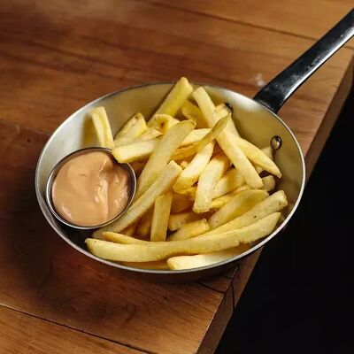 Картофель фри с соусом гольф в Гент по цене 510 ₽