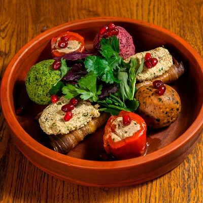 Ассорти грузинских закусок в Вах!Хинкали по цене 760 ₽