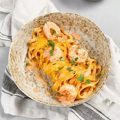 Яичная паста с креветками с сливочно-томатном соусе в Гастробар DOM по цене 490