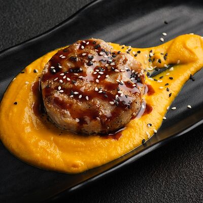 Бифштекс из тунца с морковным соусом в Де'рибас по цене 735 ₽