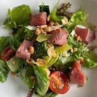 Салат с опаленным тунцом и свежими овощами в More More