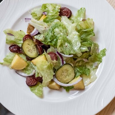 Теплый салат с колбасками, картофелем мини и маринованной горчицей в Testo по цене 350 ₽