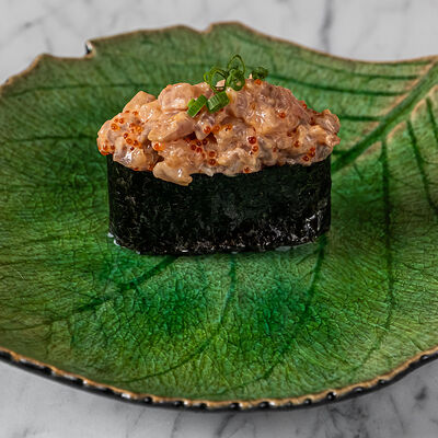 Спайси-суши гунканы Хамачи в Dragon по цене 590 ₽