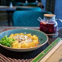 Говяжий язык с золотистым картофелем в La Terrasse