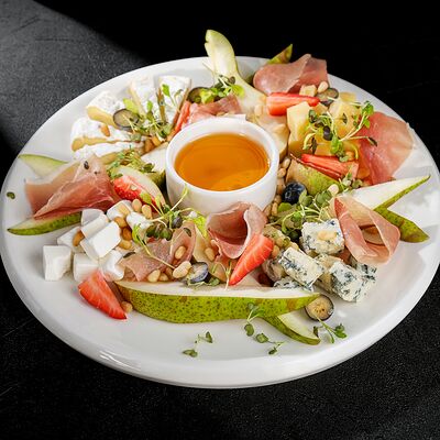 Сырное плато в Everest Sochi по цене 2200 ₽