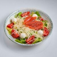 Салат с форелью и моцареллой в Afishasushi