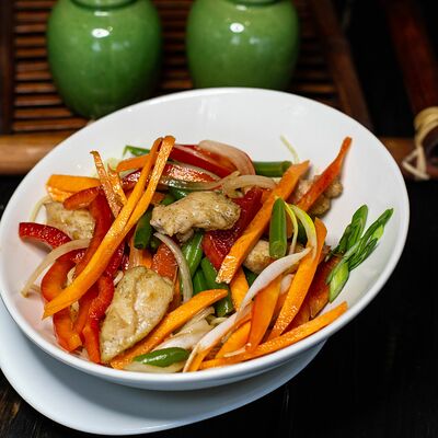 Лапша с курицей и овощами в Азия холл по цене 580 ₽