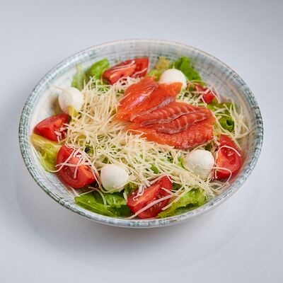 Салат с форелью и моцареллой в Afishasushi по цене 390