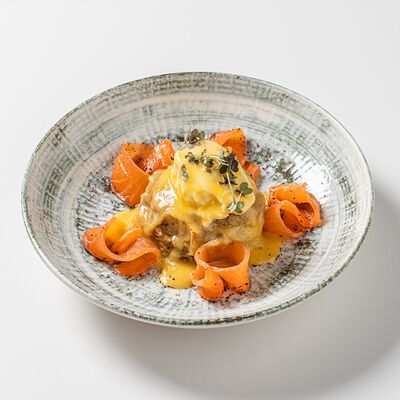 Яйцо Бенедикт с лососемв Миндаль по цене 780 ₽