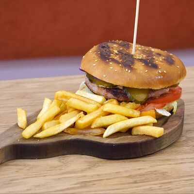 Бургер Куриный в Хан Кафе по цене 510 ₽