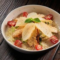 Салат Цезарь с филе цыпленка в Кафе Mister & Missis Grille