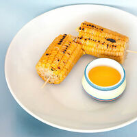 Початок кукурузы на гриле в Терраса