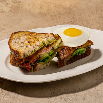 Сэндвич с ростбифом и соусом песто из свежих трав в Cafe Sisi по цене 890 ₽