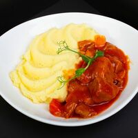 Картофельное пюре + гуляш из говядины в Рябинушка