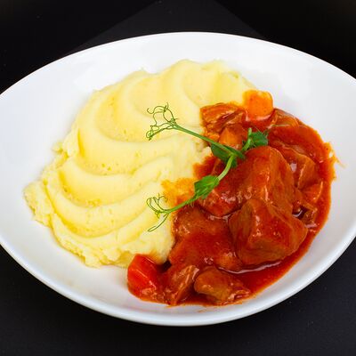 Картофельное пюре + гуляш из говядины в Рябинушка по цене 590 ₽