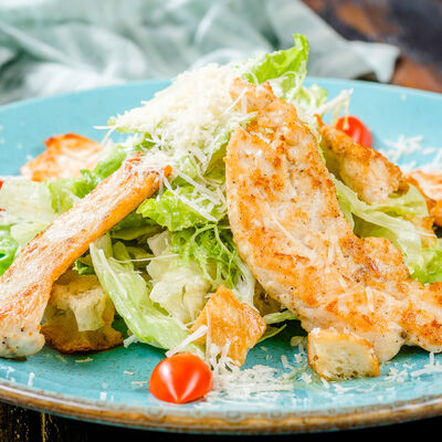 Салат Цезарь с курицей в Роял Палас по цене 480 ₽