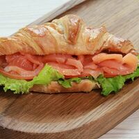 Круассан с лососем в Баффет